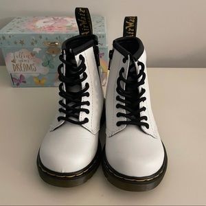 White Doc Martens size 8T never worn/perfect condition